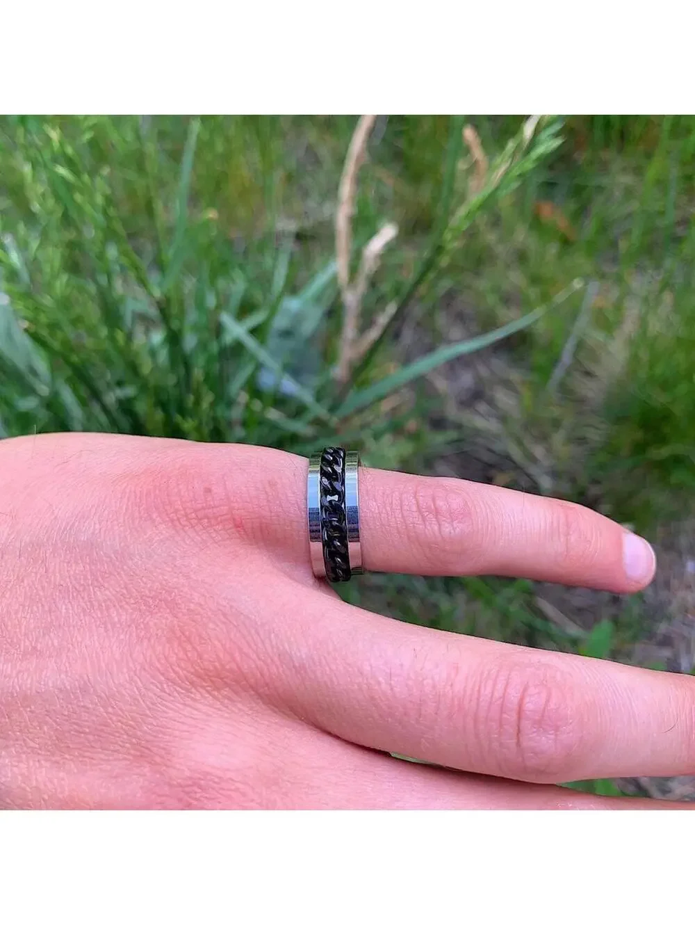 Grunge 2000s style Black and silver stainless steel spinner ring. Size 7. Ships